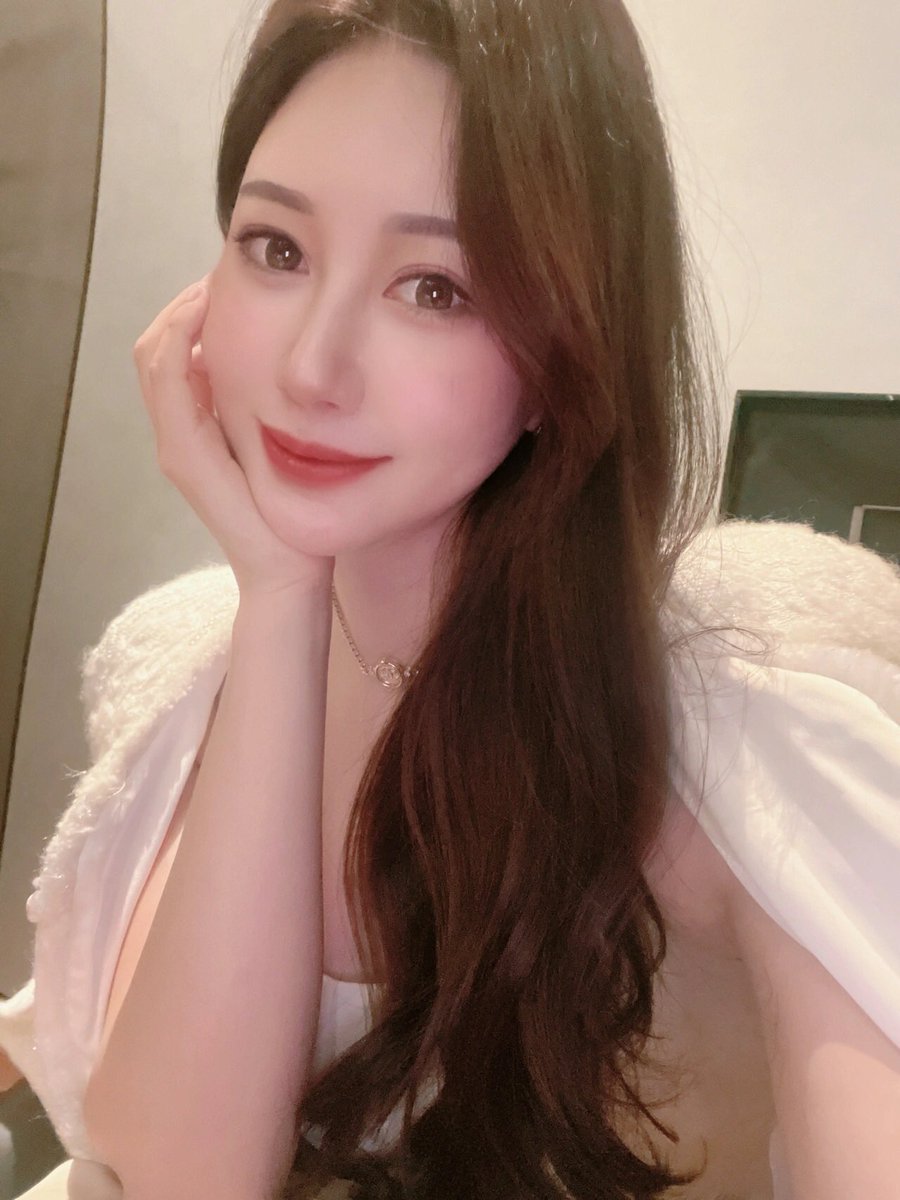 AdolfArlene's tweet photo. 爱自己是终身浪漫的开始🌟 https://t.co/0fkslBiZ3Z