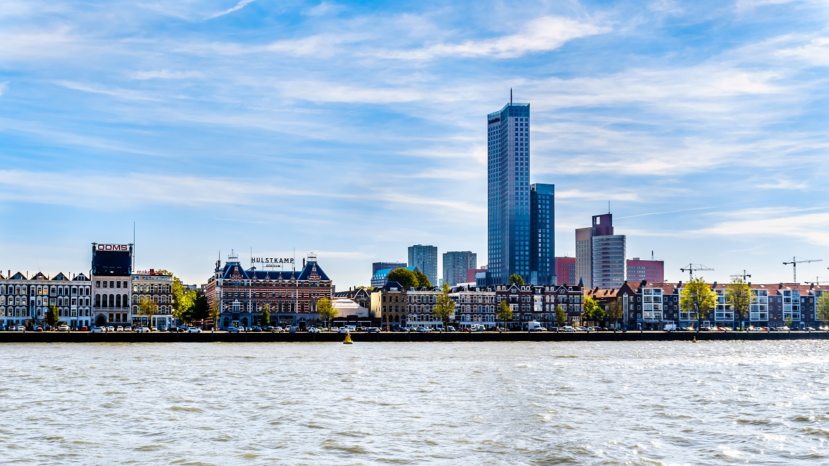 MobiliteitsP's tweet photo. De Maaskade op het Noordereiland in @rotterdam krijgt een nieuw, groen uiterlijk. De gemeente plant bomen en er komen bankjes en plantenvakken, waar eerst parkeervakken waren. #rotterdam https://t.co/twKNTJcMoe https://t.co/wbHPu8o1wI