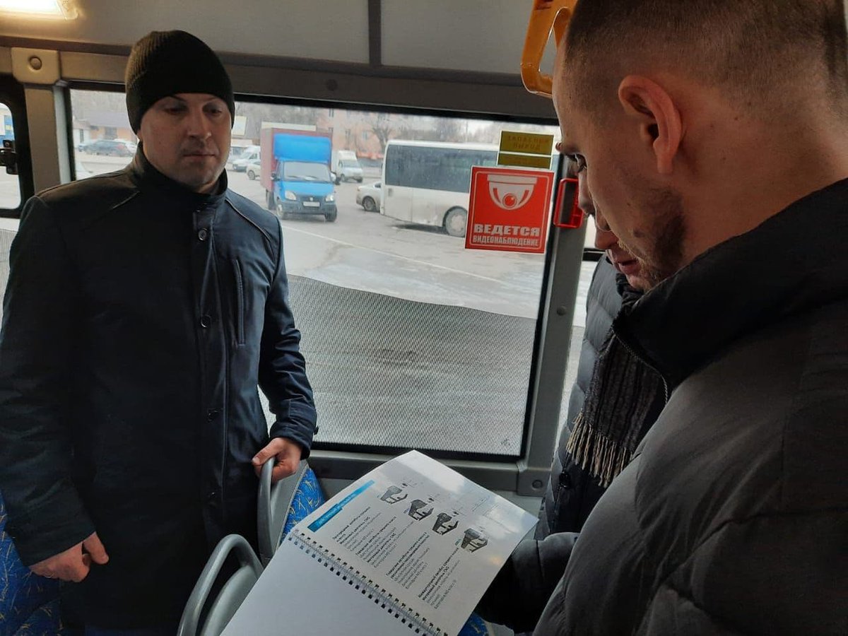SIMAZ43484335's tweet photo. В эти минуты, в городе #Пенза, делегация нашего предприятия демонстрируют две машины. Это дизельный межгород, и низкопольный городской #автобус на #CNG. На встрече присутствуют представители власти, ведущие перевозчики региона и СМИ. 
#симаз #ДелаемАвтобусы https://t.co/o224F6NXgB