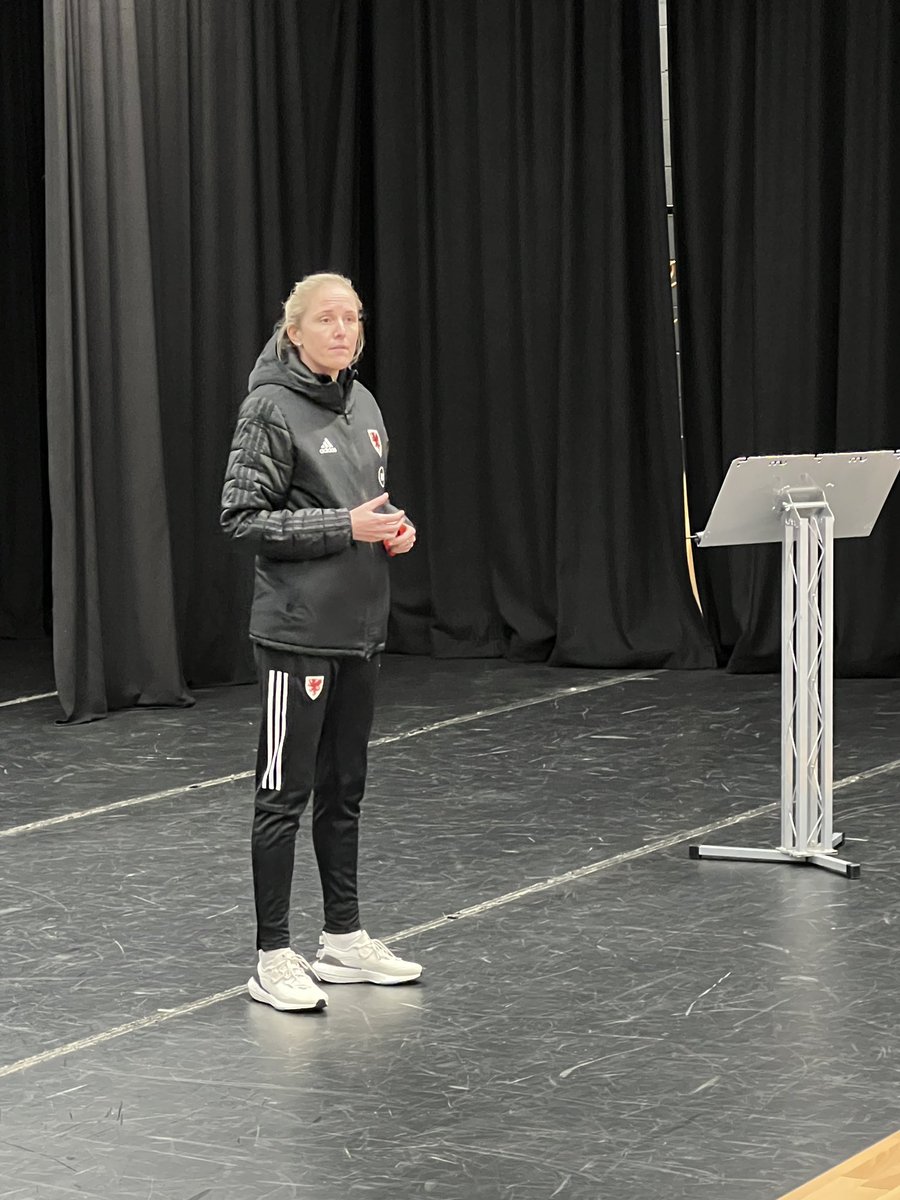 CSGsport's tweet photo. Sgwrs ysbrydoledig gan @FAWales @GemmaGrainger82 Rheolwr Merched Cymru
Yn ysbrydoli'r genhedlaeth nesaf o hyfforddwyr chwaraeon a staff cymorth chwaraeon @ColegSirGar
#csgForge
#colegsirgarsport https://t.co/7EGxeUJbIo