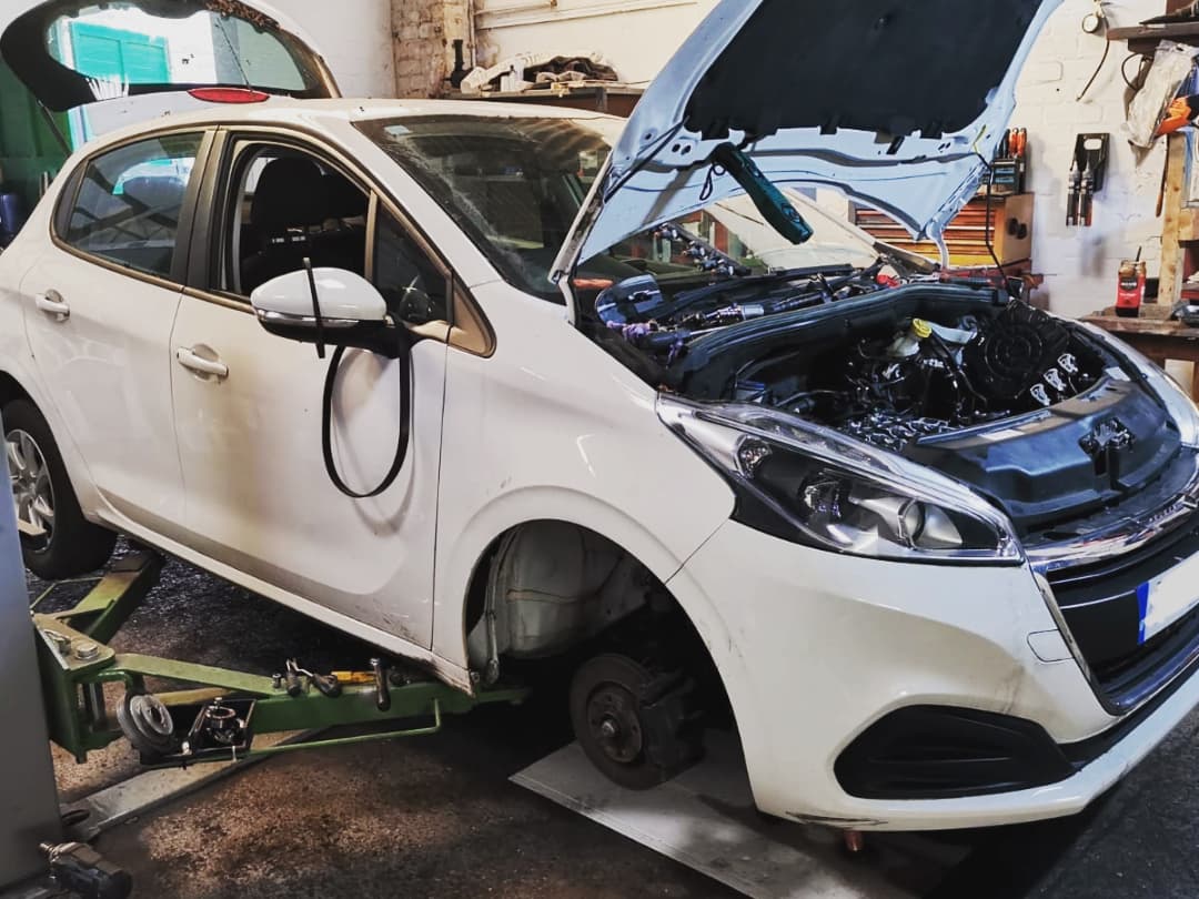 jac_autos's tweet photo. It's white car (van) Wednesday.... OK, so the deuche was in for a service a couple of weeks ago but we had to shoehorn a picture of it in somewhere because it's just so pretty π #whitecarwednesday #citroen #citroenbx #bxtzi #citroen2cv #2cv #peugeot208 #earlswood #solihull https://t.co/ccLT3vWR0E