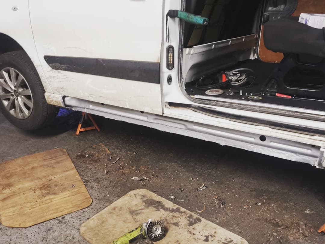 jac_autos's tweet photo. It's white car (van) Wednesday.... OK, so the deuche was in for a service a couple of weeks ago but we had to shoehorn a picture of it in somewhere because it's just so pretty π #whitecarwednesday #citroen #citroenbx #bxtzi #citroen2cv #2cv #peugeot208 #earlswood #solihull https://t.co/ccLT3vWR0E