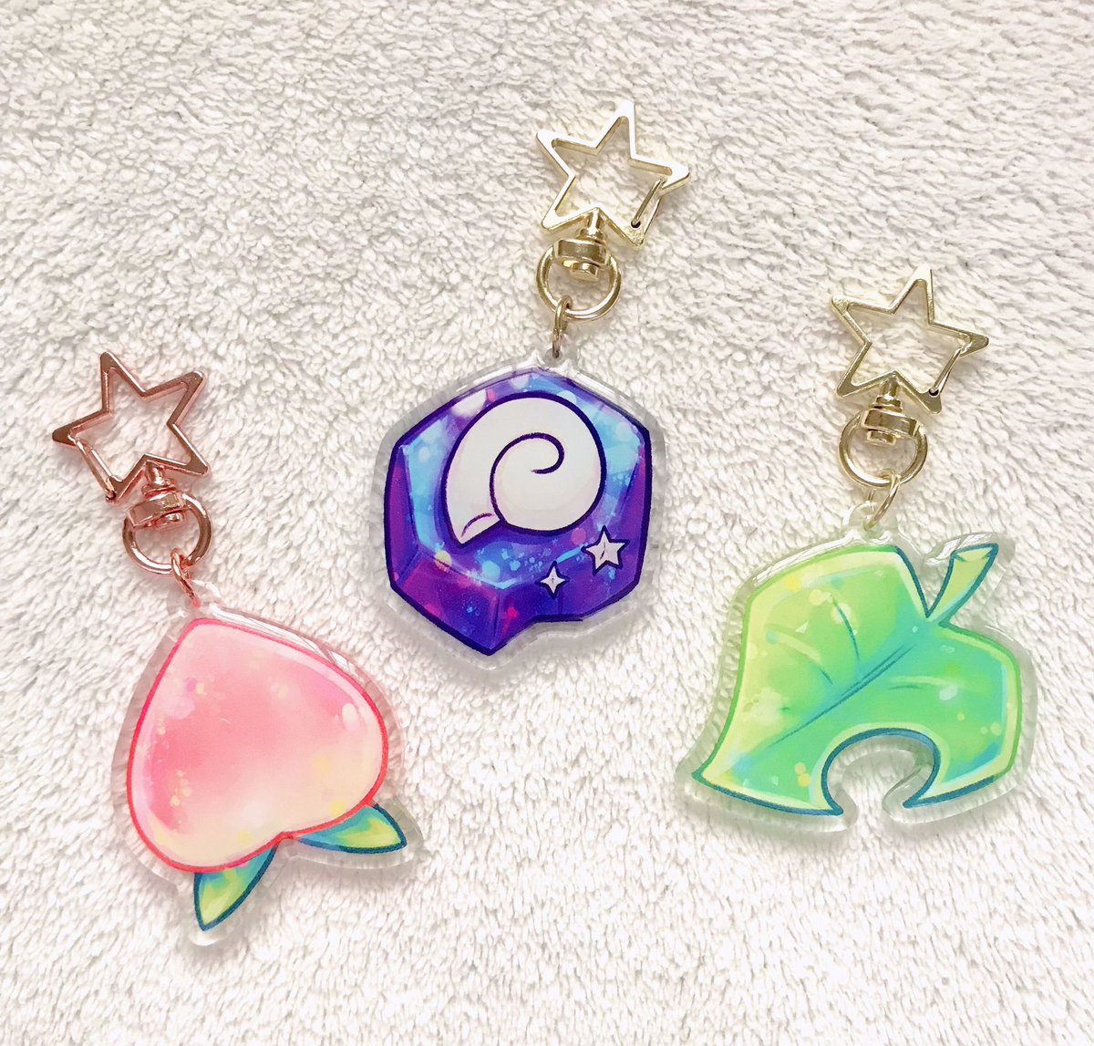 emeiotta's tweet photo. Os enseño los primeros llaveros que he encargado con mis diseños a @VograceCharms , estoy súper contenta 💜✨ (los MG son muy agradecidos en este tweet!) https://t.co/wpdtFpG6RA