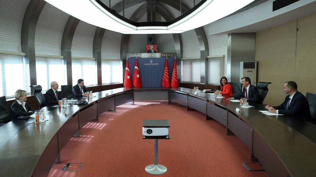 Genel Başkanımız Erkan Baş ve parti heyetimiz, CHP Genel Başkanı Kemal Kılıçdaroğlu'nu CHP Genel Merkezi'nde ziyaret etti.

Önümüzdeki döneme ilişkin görüş alışverişinde bulunulan ziyarette misafirperverliklerinden ötürü Sn. Kılıçdaroğlu ve CHP Genel Merkezi'ne teşekkür ediyoruz.
