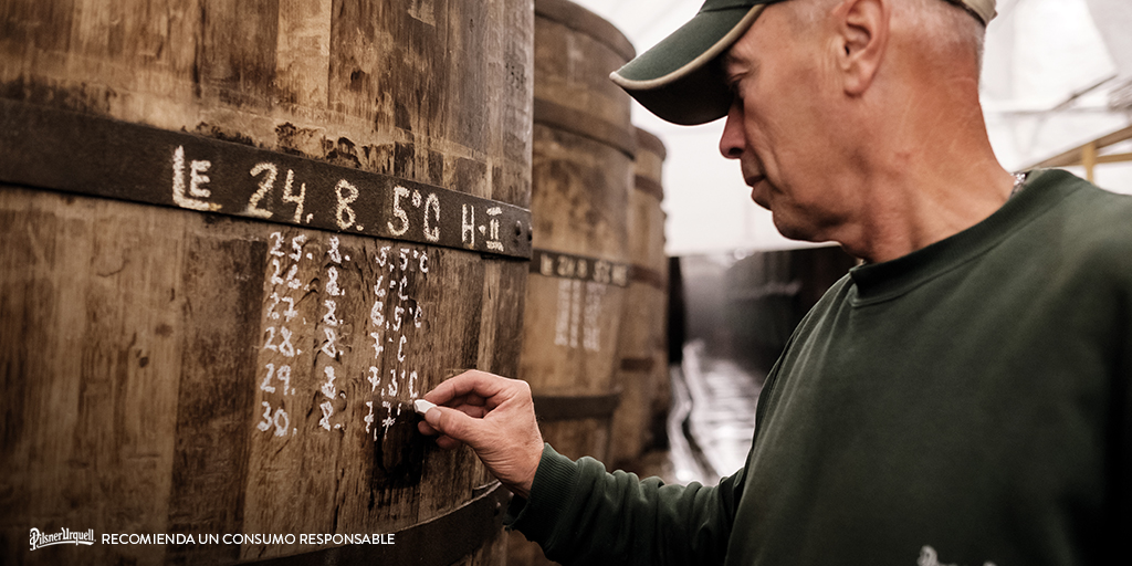 Elaborar nuestra cerveza original 🍻 y mantener su auténtico sabor desde 1842 requiere de un proceso tradicional único. Utilizamos los mismos barriles de roble 🪵 hechos a mano en nuestra fábrica de Pilsen y los mismos ingredientes desde el origen. #PilsnerUrquell