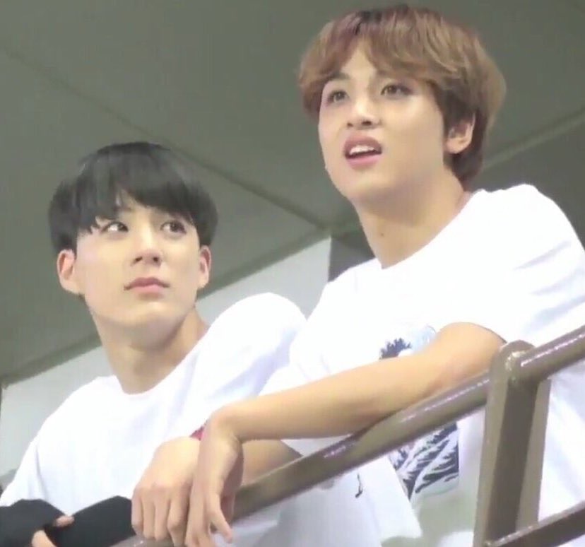 nohyuckthings's tweet image. this genre of pics where jeno is caught yearning and acting like haechan is the most endearing person in existence, a thread