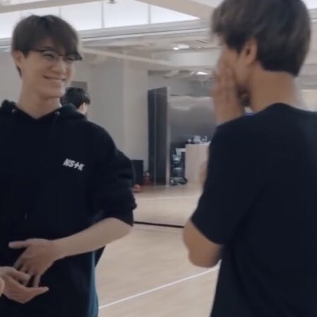 nohyuckthings's tweet image. this genre of pics where jeno is caught yearning and acting like haechan is the most endearing person in existence, a thread