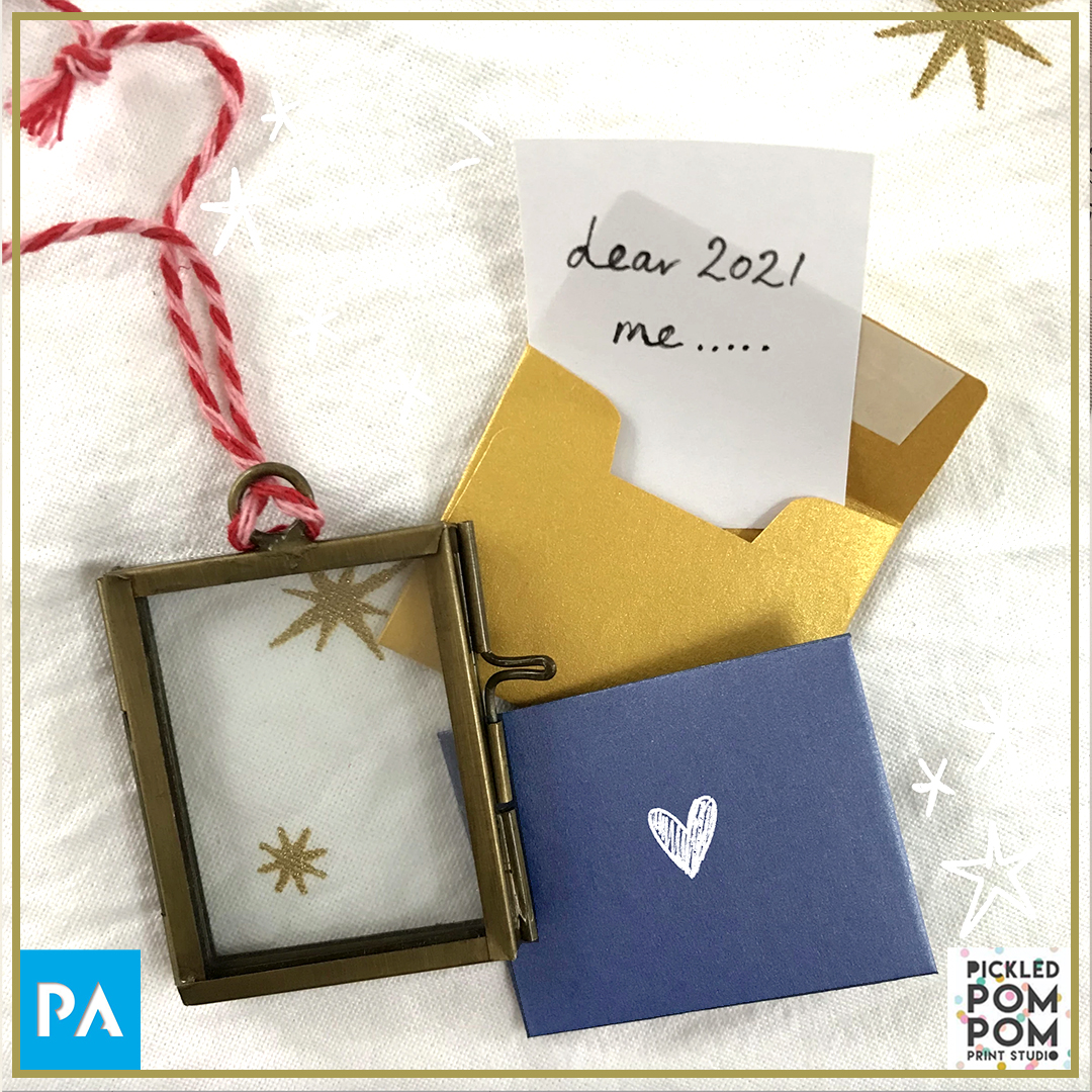 paperassist's tweet image. We made these tiny 40x50mm envelopes for Laura from @pickledpompom - a lovely Irish business, for her product 'little wishes' (pictured here). A mini old-fashioned brass frame accompanied by these 2 envelopes.Stocks used are STARDREAM - Sapphire and Fine Gold.⁣⁣
#customenvelope