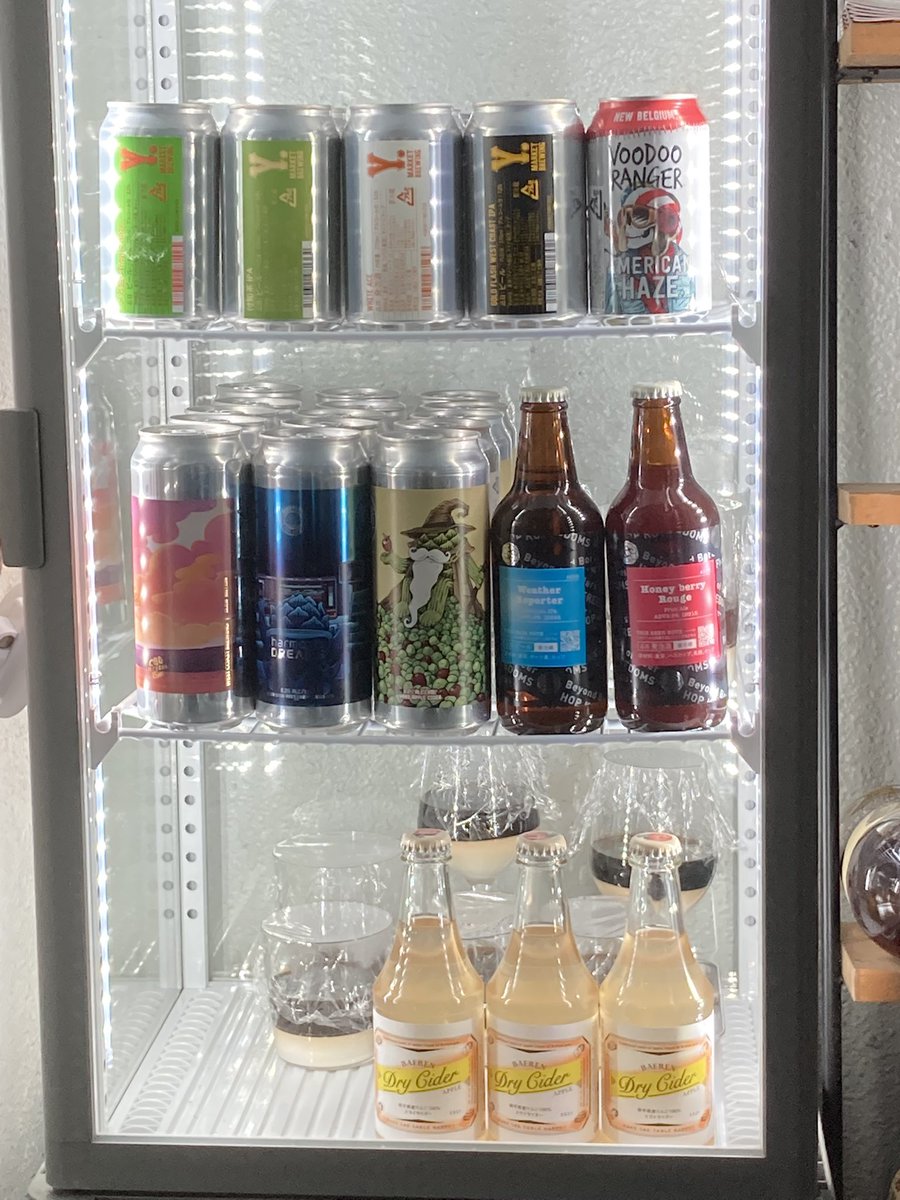 Gluten_Holic's tweet photo. 現在のバーカルテット冷蔵庫
ワイマーケット4種
WCB3種
忽布古丹2種
New belgium 1種
ベアレンのサイダー
#barquartet
#いわきでクラフトビール https://t.co/v4kt36kwql