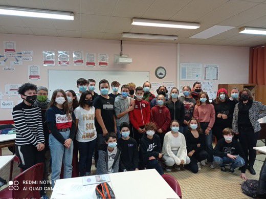 MediaPrevert's tweet photo. Au collège ce mardi, @CedricHerrou . Il nous a aidés l’an dernier pour notre émission de radio sur l’exil et les migrations. Promesse tenue, nous lui remettrons une partie de l’argent gagné aux @LesAssises. @MarieLaureAugry @MarieJansenH @hugoclement @bouvier_jerome @madamep1 https://t.co/4sGiG2s6Ba