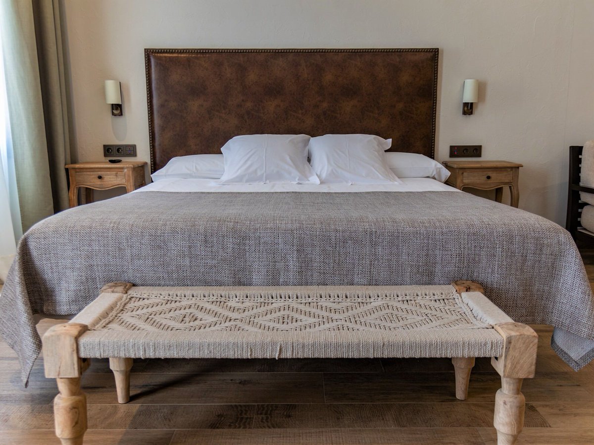 Disposem de tres habitacions dobles: Sorra, Lluc i Tres Turons. Cadascuna d'elles amb personalitat pròpia, que les fa úniques i especials, i amb un element comú: el mobiliari adequat per oferir el màxim confort.
Reserva la teva a ➡ savoga.com