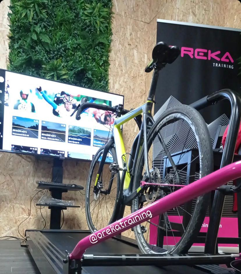 orekatraining's tweet photo. The friends of La Clasica have been able to enjoy and feel real road sensations on #orekaO2. The best option for intensive and real training. https://t.co/09NAD0KpWh
