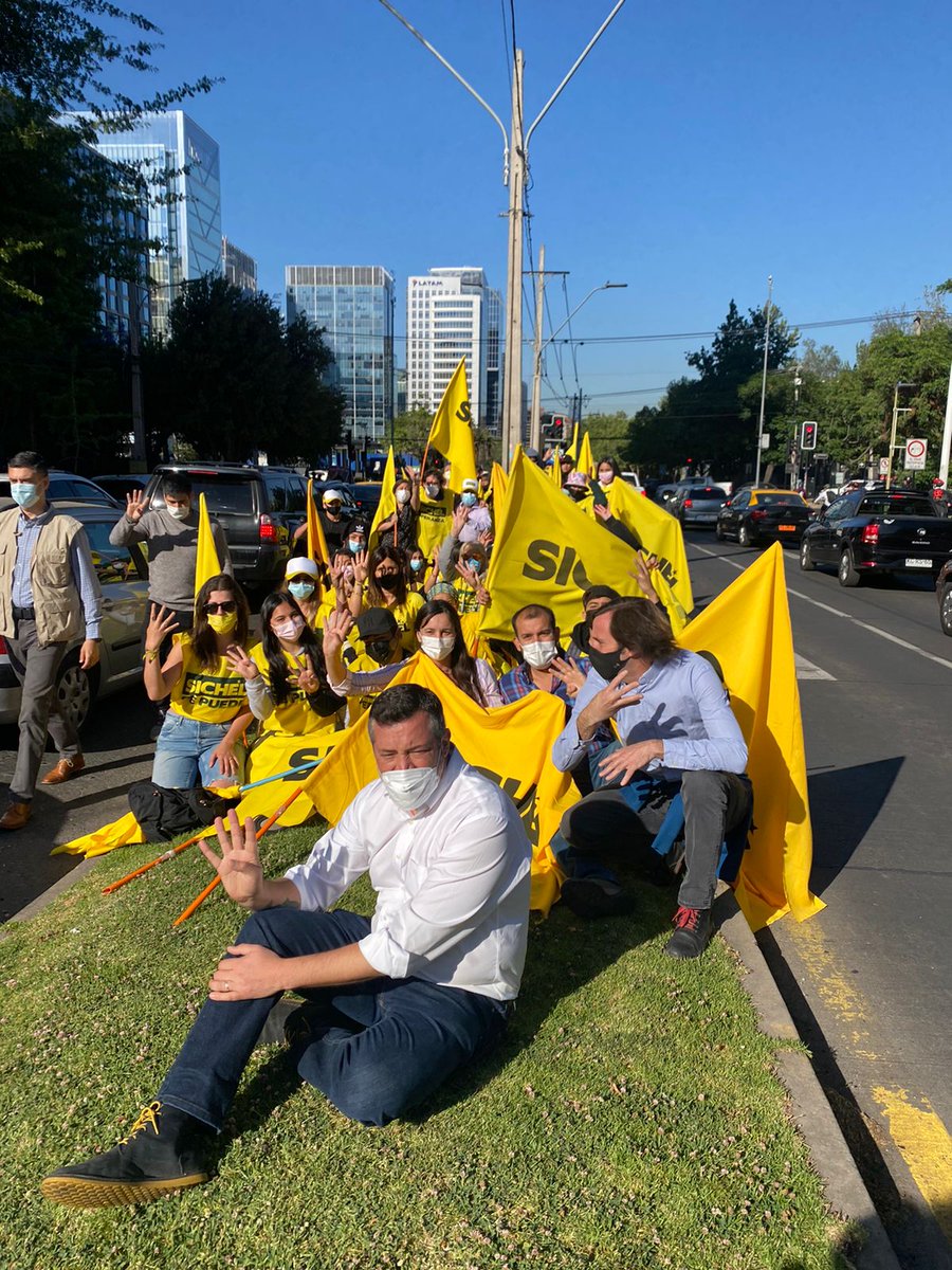 sebastiansichel's tweet photo. En la calle no nos para nadie! Más unidos que nunca, sin odio ni agresión, esta es la opción de los cambios sin violencia. Esta es la opción de la esperanza!

Este domingo 21 vota 4⃣ #SichelPresidente #ConSichelSePuede #FelizMiercoles #Sichel https://t.co/sLzqOc5701