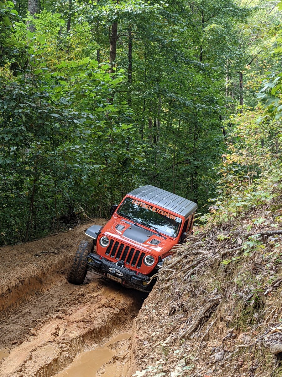 Some trails you have to simply accept the fact you are going to lay it into the bank. #offroadsynthetics #roamn #jack_o #builtnotbought #dailydrivencrawler #jeepjl #jeepbadgeofhonor #windrockpark