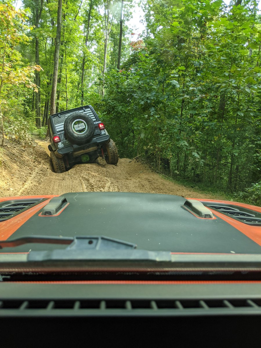 OffroadSynth's tweet photo. Some trails you have to simply accept the fact you are going to lay it into the bank. #offroadsynthetics #roamn #jack_o #builtnotbought #dailydrivencrawler #jeepjl #jeepbadgeofhonor #windrockpark https://t.co/jOboLqD6ne