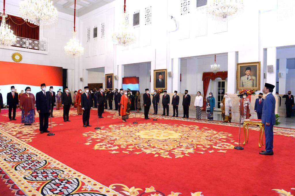 Saya melantik 12 duta besar luar biasa dan berkuasa penuh untuk sejumlah negara sahabat di Istana Negara, hari ini. Mereka akan bertugas di Italia, Ukraina, Kroasia, Portugal, Polandia, Tunisia, India, Bangladesh, Kanada, Austria, Korea, dan Tanzania. Selamat bekerja.