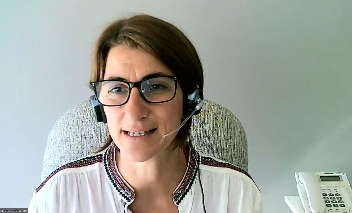 UNLVirtual's tweet photo. Ya comenzamos! #Microtalleres en vivo: «Aulas expandidas: la hibridación como práctica pedagógica emergente» #DocenciaVirtual 

▫️Mg. Alejandra Ambrosino (CEDyT – UNL)  
@alejatw https://t.co/Aq9sLDyUkj
