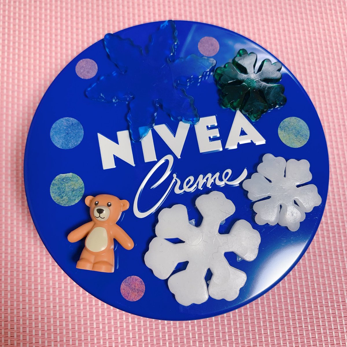 yuzusaurus's tweet photo. クリスマスらしく雪の結晶をペタペタして作りました☺️立体にしたくて、くまちゃんも、ペタ🧸🧸💓お母さんにあげる予定です。

#フォーチュンデコ缶
#想いはとどく https://t.co/CO6DJoqfvt