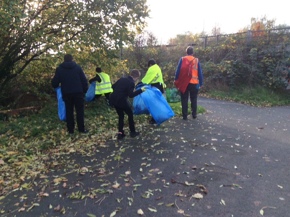 MsNatashaBoyce's tweet photo. Our Eco-Club students completed another litter pick in the local community. Thank you to Geoff from the Braunstone Wombles for helping our students make a difference @WinstanleySch #EcoSchools #SchoolsinCommunities https://t.co/KUdU86yNuX
