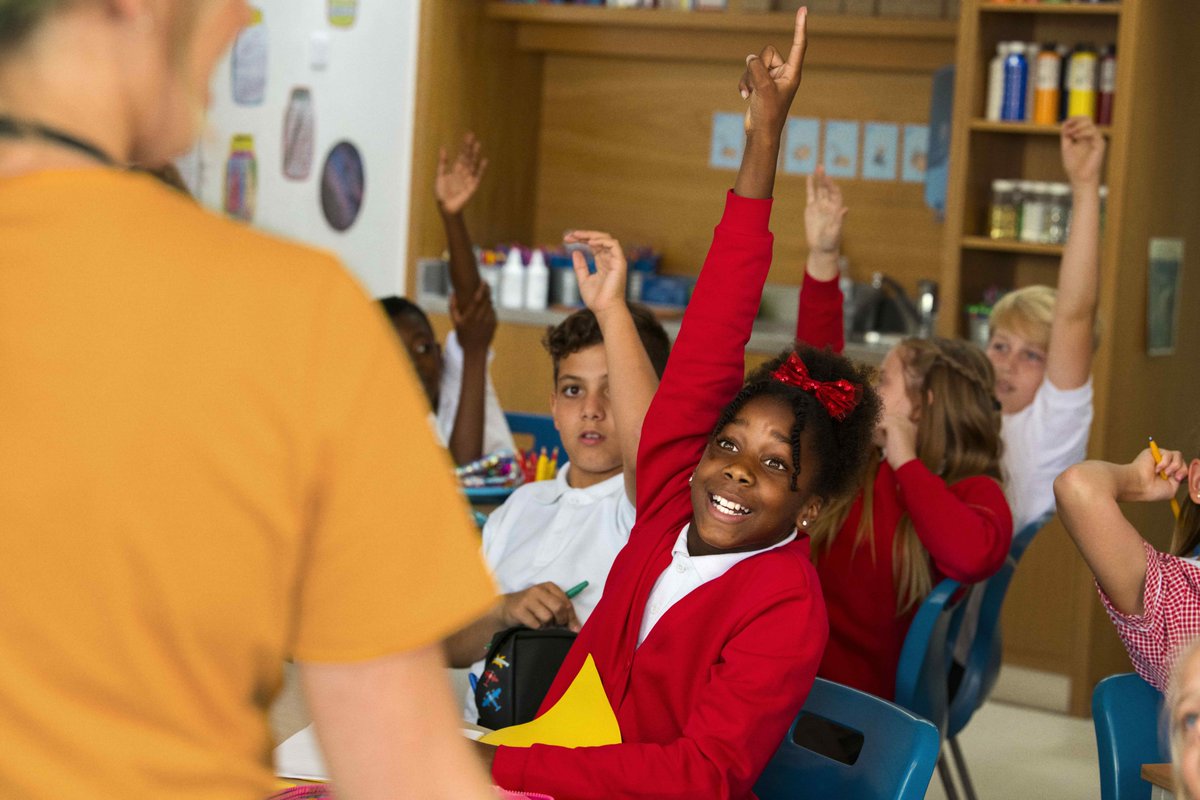 OxonTSH's tweet photo. Two fifths of adults surveyed said they feel happier when they are able to bring their true self to work, according to new market research from @getintoteaching. If you feel the same, why not consider teaching? #EveryLessonShapesALife @OTT_SCITT https://t.co/Bd8Bi0L5DK