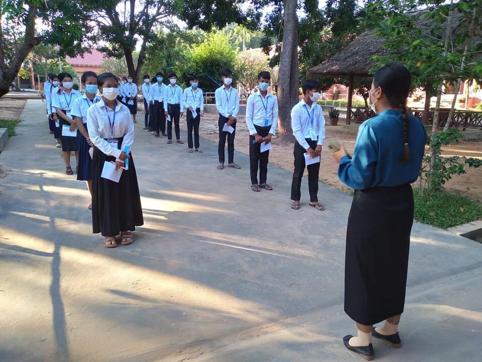 Don_du_Choeur's tweet photo. Félicitations à nos 27 élèves cambodgiens qui se sont présentés hier au brevet de fin de premier cycle du secondaire. A cause de la pandémie, ils ont dû suivre cette année la majorité de leurs cours sur téléphone portable depuis #TaPen ! #donduchoeur #Cambodge https://t.co/dgyaWWcaux