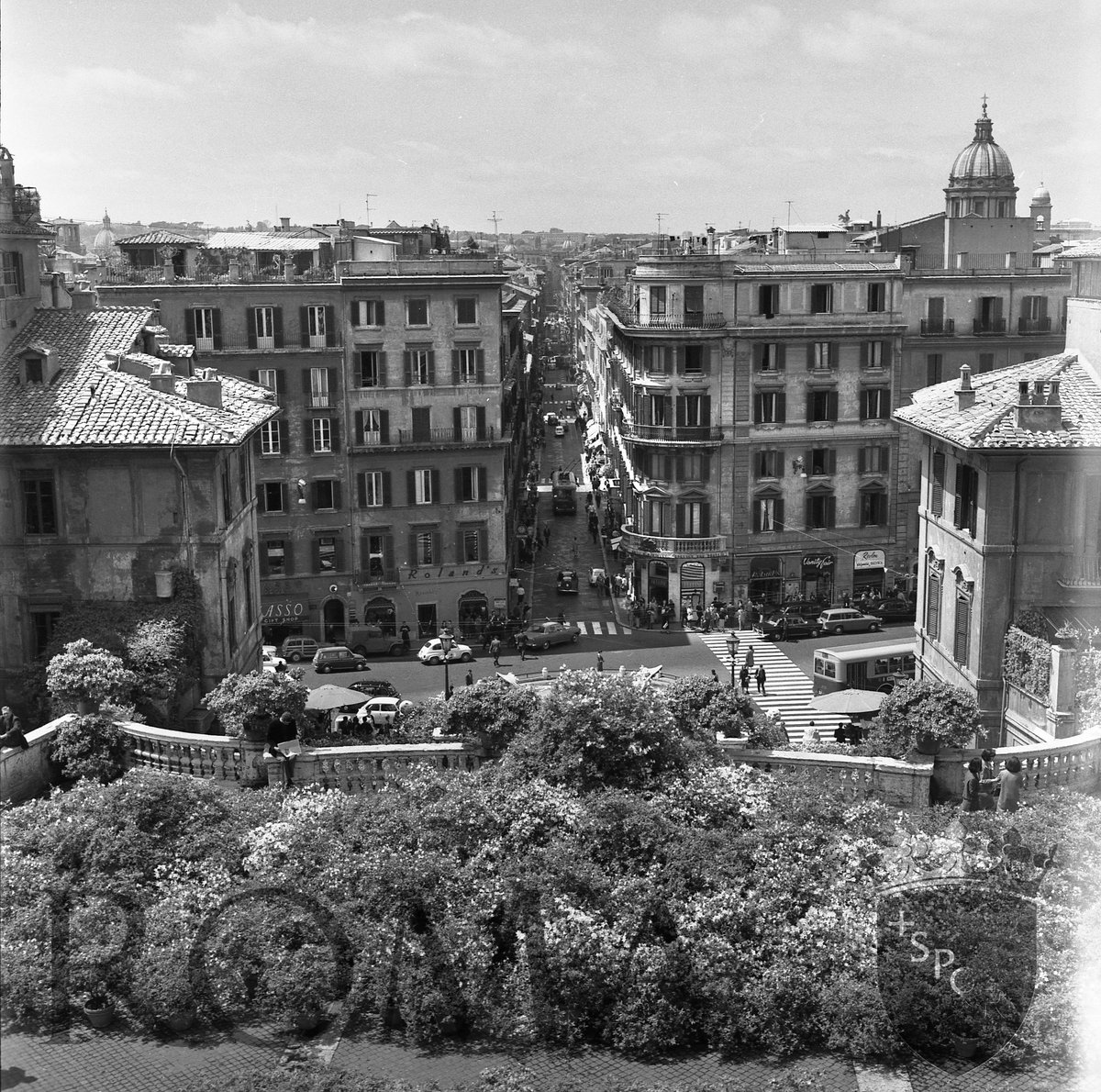 Roma's tweet photo. #Romember - Ricordi di Roma - Trinità dei Monti, 🎞foto del 1964 #BuongiornoRoma © Archivio Capitolino https://t.co/dpdLTZfW5i