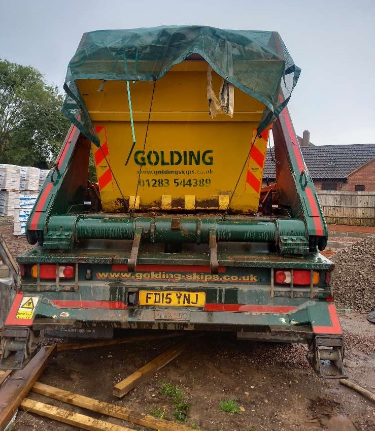 GoldingSkipHire's tweet photo. So our drivers can #transport your #waste in a safe manner, all our lorries have nets that are placed over the skip to avoid debris falling from the #skip during #transportation back to our depot #skiphire #wastemanagement #recycling #waste #derbyshire #levelfill #safety https://t.co/gm54RGvoPG