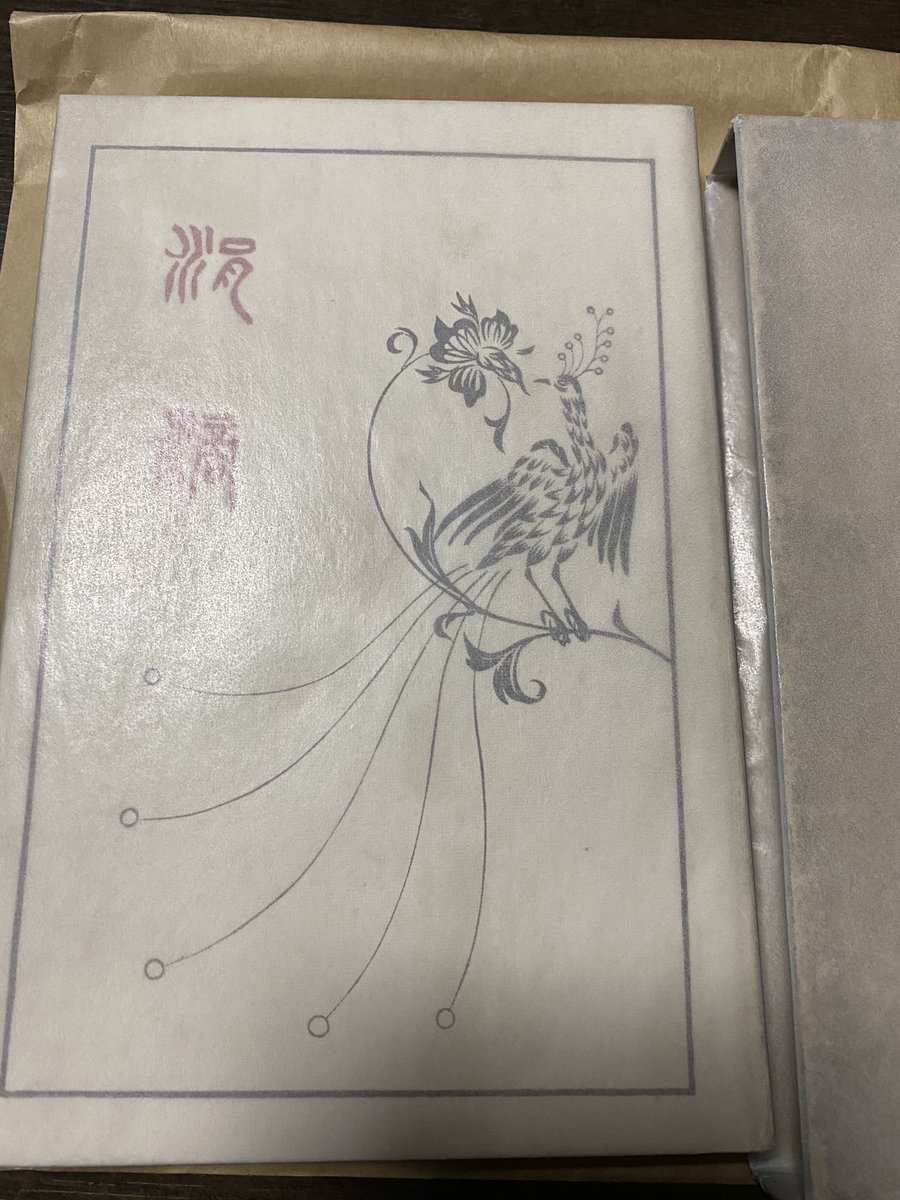Moe3gurm's tweet photo. #初版道文学クイズ
この度クイズに正解し、森林太郎の『涓滴』をいただきました。
表紙の美しさ、指に触れる紙の感触、掠れた文字、独特の匂い、全てに心揺らされました。
私が近代文学に興味を持つきっかけになった森林太郎の作品をいただけて幸せです。大切にします。本当にありがとうございます。 https://t.co/UK6cVMTJjB