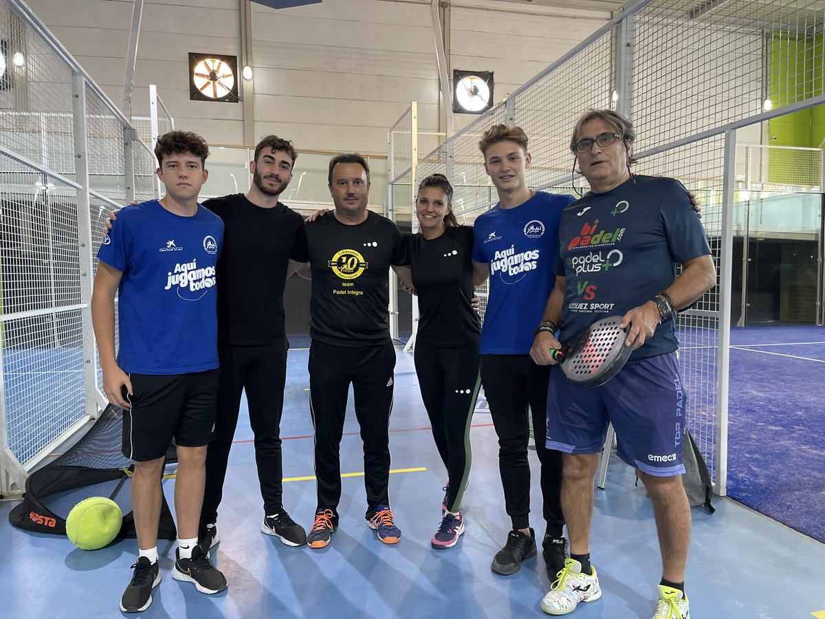 Padel_Integra's tweet photo. Nuestra amiga Diana de Move and byte ha venido de Barcelona para colaborar con @Padel_Integra en @Clubsante1. Un placer compartir este momento con personas tan sensibles y proactivas. #padelintegra #AquíJugamosTodos https://t.co/j4aL9BGGAD