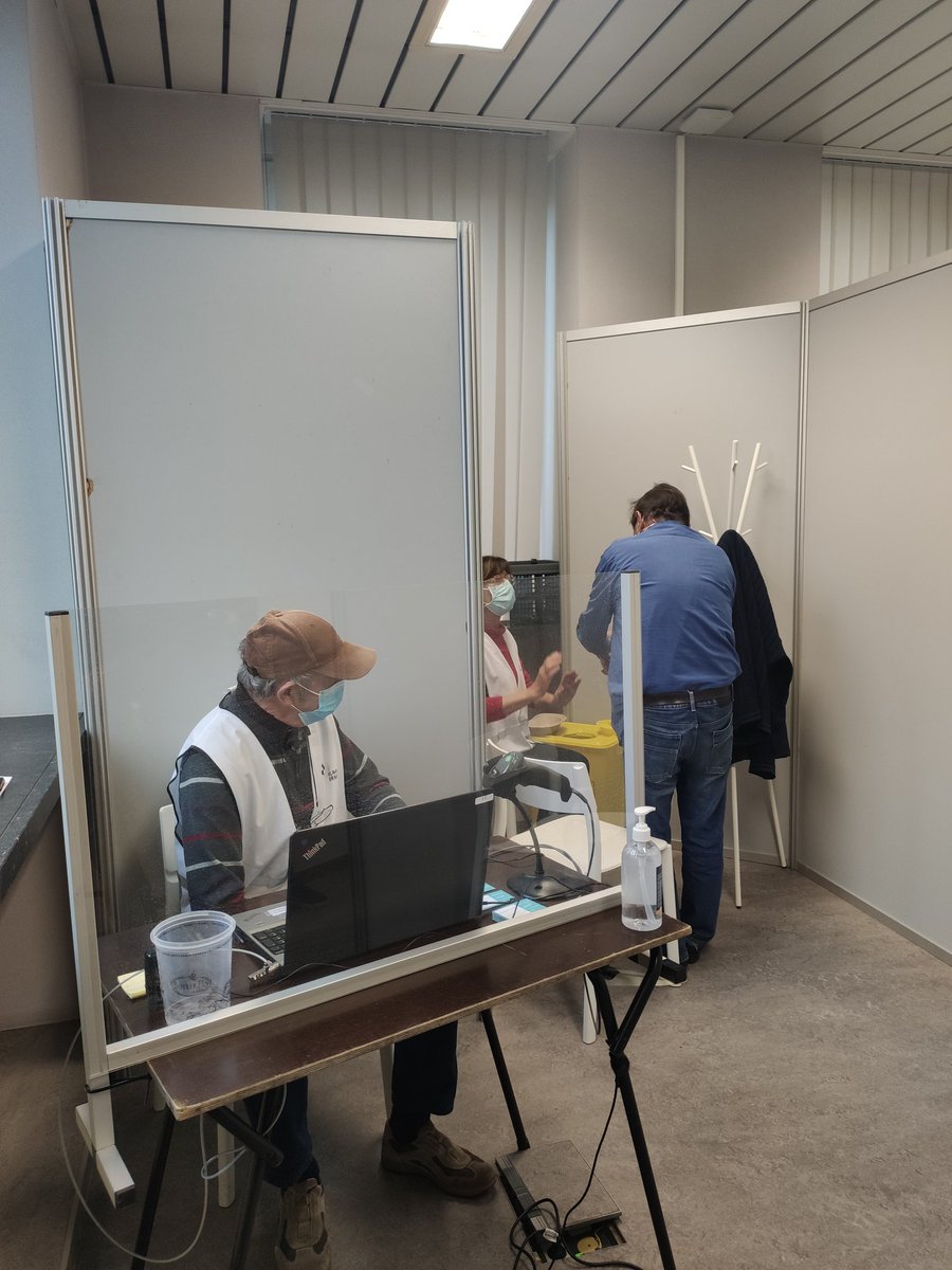 rob_televisie's tweet photo. In #Tervuren is vandaag het nieuwe vaccinatiecentrum geopend, in oude gebouw van FOD Financiën. Inwoners van Tervuren, Overijse en Hoeilaart moeten hier dus hun extra prik komen halen. Op dit moment zijn de 65-plussers en de zorgverleners aan de beurt #robnieuws #robtv https://t.co/icBpRWedXs
