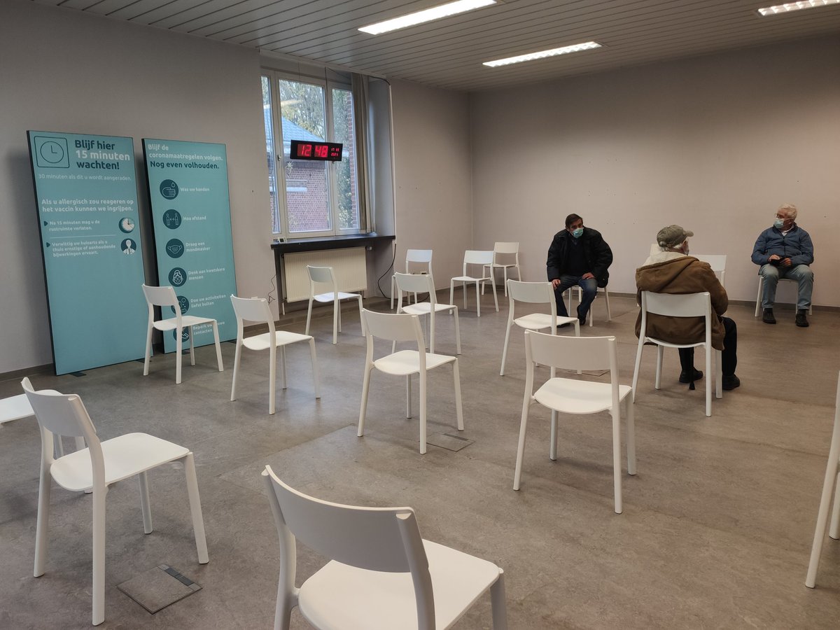 rob_televisie's tweet photo. In #Tervuren is vandaag het nieuwe vaccinatiecentrum geopend, in oude gebouw van FOD Financiën. Inwoners van Tervuren, Overijse en Hoeilaart moeten hier dus hun extra prik komen halen. Op dit moment zijn de 65-plussers en de zorgverleners aan de beurt #robnieuws #robtv https://t.co/icBpRWedXs