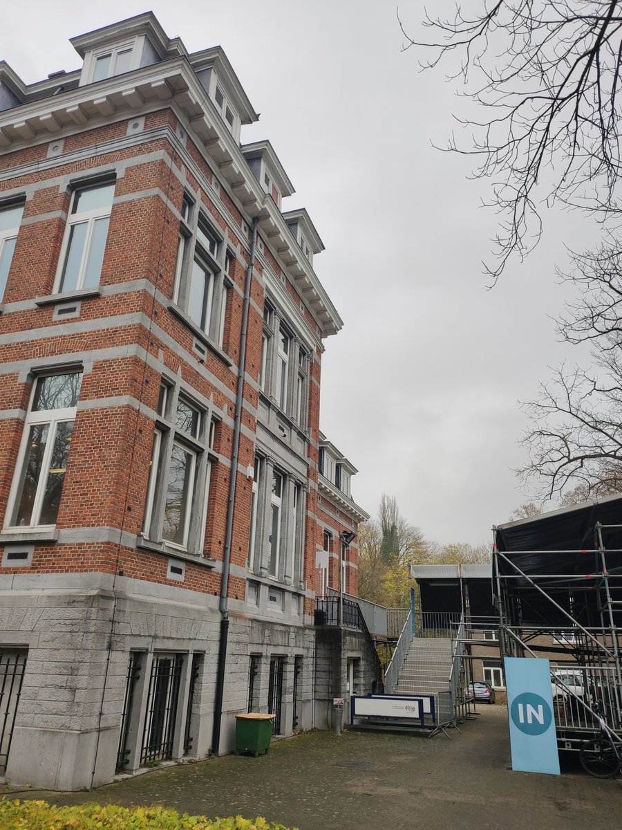 rob_televisie's tweet photo. In #Tervuren is vandaag het nieuwe vaccinatiecentrum geopend, in oude gebouw van FOD Financiën. Inwoners van Tervuren, Overijse en Hoeilaart moeten hier dus hun extra prik komen halen. Op dit moment zijn de 65-plussers en de zorgverleners aan de beurt #robnieuws #robtv https://t.co/icBpRWedXs