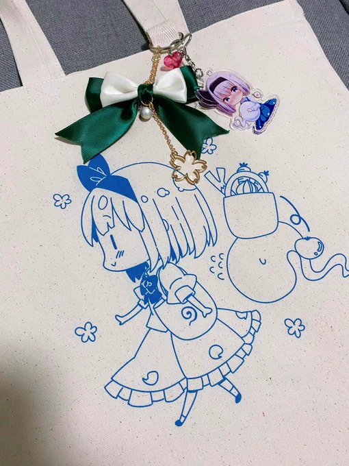 紅楼夢で頒布するトートバッグ実物こちらになりますーー!!可愛くて作った本人がビックリしてます😂💕
手帳型もすっぽり入る内ポケットとキーホルダー付けられるのやっぱ良い〜!!あとサイズ予想よりデカいです!(比較にB5同人誌とA4ファイルケース入れました) 