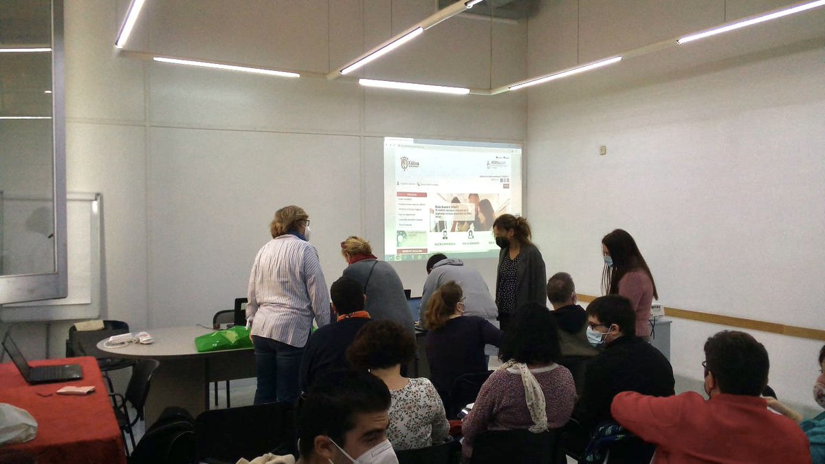 Xativa's tweet photo. 👤Hui ha tingut lloc a la Casa de Cultura un taller sobre el portal d’Ocupació de #Xàtiva destinat als usuaris i usuàries d’Aspromivise, en el qual s’ha explicat el seu funcionament i les ajudes que es poden sol·licitar per a la contractació de persones amb diversitat funcional. https://t.co/yIbqwLacRy