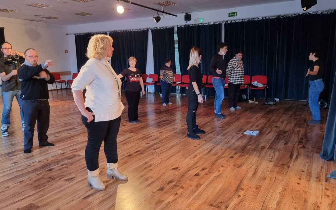 idea_gc's tweet photo. Inici tallers dansa del #FestivalOfLove a Wroclaw, Polonia, amb els membres de Fundació Astres, Centre de dansa d'Art.
Projecte beneficiari @europe_creative liderat per @CKWZ_ i amb Centrul Teatru Replika i Idea Gestión Cultural com a socis.
#Ideagc
#FemXarxa
#CulturaInclusiva https://t.co/ahS41owuc3