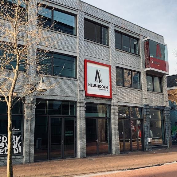 LietIntern's tweet image. Jûn is it safier: Liet 2021! Spitigernôch sûnder publyk, mar alles is live te folgjen op @OmropFryslan telefyzje.

De finalisten: Adri de Boer, Sequens, The Lone Wolf, Fokko Jan van der Ploeg, Volk!!, 2nd TRY en Rene de Jong, Lars Mulder en band.

In soad wille elkenien!