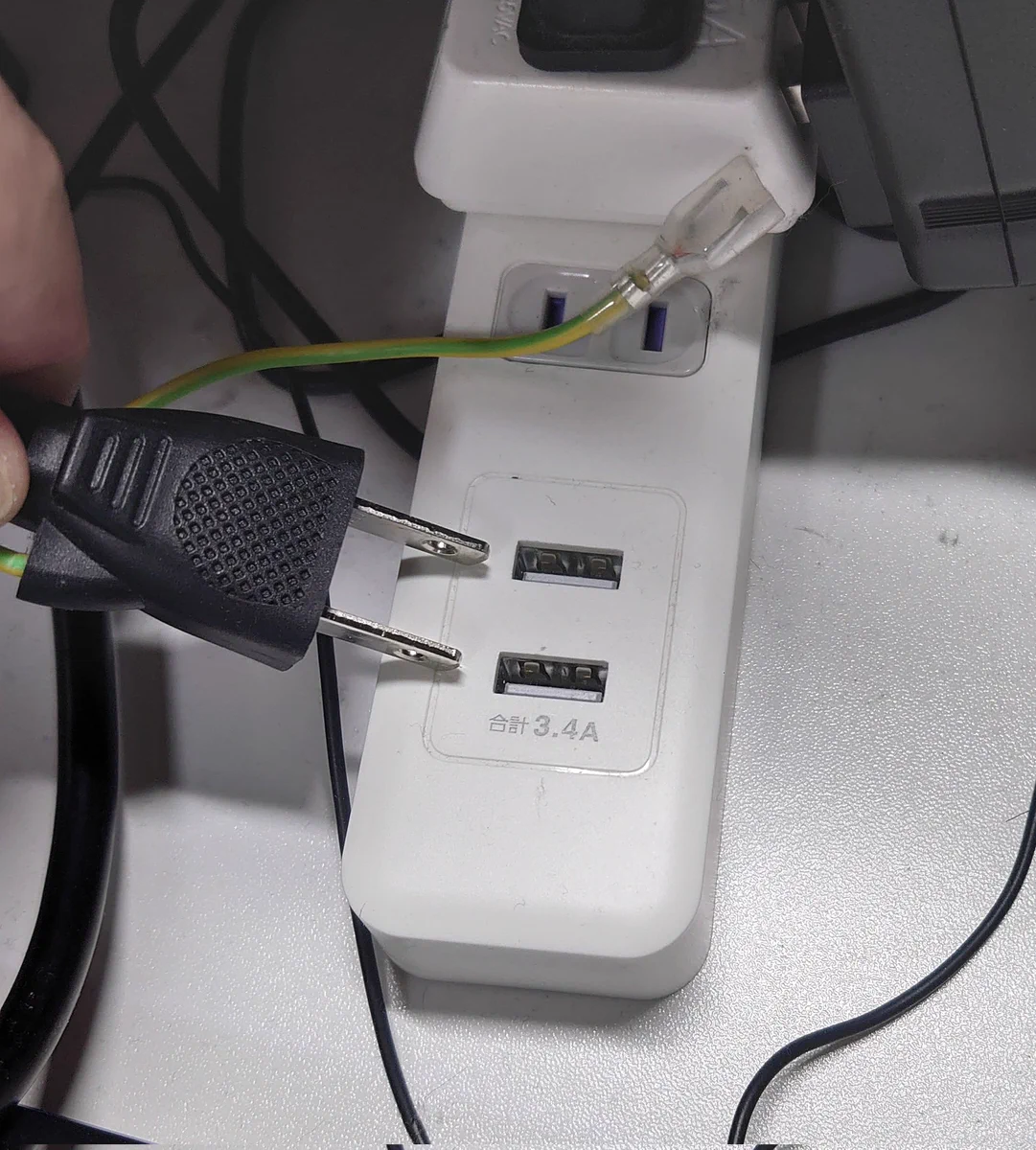 これは危ない！延長コードのUSB部分とコンセントのサイズが一致で火花が！！