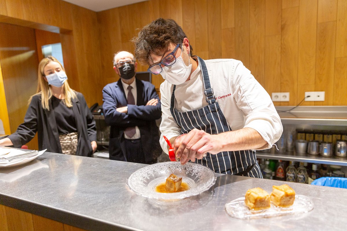 unav's tweet photo. La Universidad rescata las recetas del cocinero del rey Felipe III.
@fylunav ha presentado la edición crítica de un recetario del siglo XVII en un acto que ha incluido un "showcooking" del chef @polalpilpil. 
👉 https://t.co/XD14Ro0Kc2 https://t.co/juBI9JeoTh