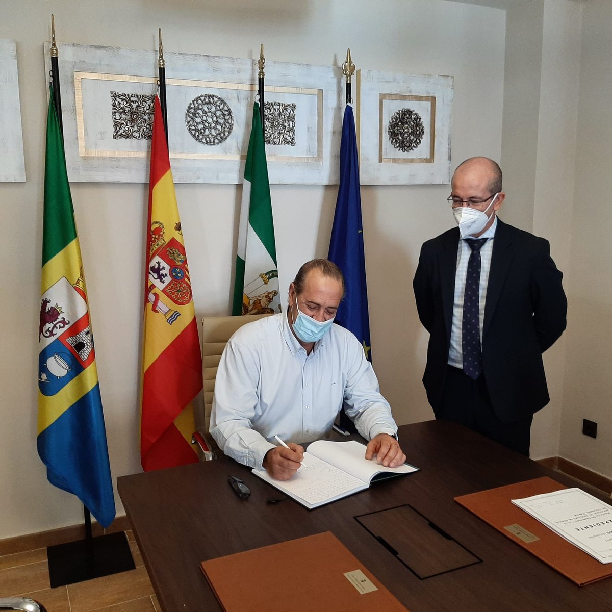 JusticiaJunta's tweet photo. 💪🏻 Continuamos luchando contra la #despoblación en #Andalucía.

💰 Destinamos 30.000€ a adecuar el albergue juvenil y la Casa de la Cultura de #Torvizcón.

📌 DT en #Granada @ebarchino ha visitado la localidad beneficiaria de estas #ayudas. https://t.co/gvXwk3iJN6