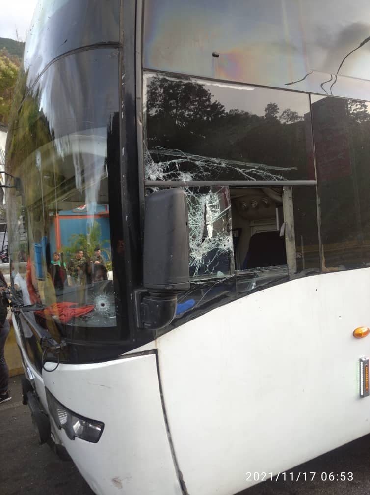 rcamachovzla's tweet photo. #Caracas Hace minutos ingresó al hospital Dr. Domingo Luciani el chófer de una unidad de transporte ejecutivo. Según información extraoficial, a la altura del Guapo consiguió una barricada donde se detuvo y sujetos armados robaron a los pasajeros. Luego le dispararon al conductor https://t.co/fBbU8QQgYI