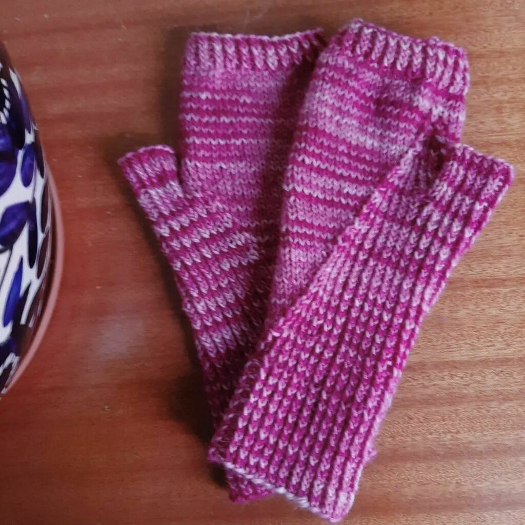 affiknity's tweet photo. These mittens use sock yarn and 2.5mm needles, but they still knit up very quickly. 

I love how simple, yet beautiful these are. Just the basic knit, purl and twisted stitches are used to create textural interest. Left and right mittens are made the same way, which is anoth… https://t.co/jOiiSZLNOC