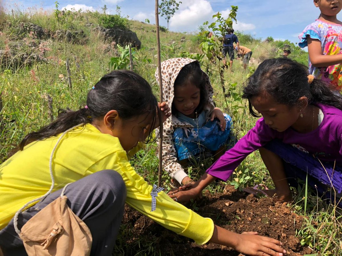 Gerakan Rabu "Ayo Menanam Untuk Menghijaukan Pegunungan Kendeng"  terus dilakukan oleh warga yg tergabung dlm Jaringan Masyarakat Peduli Pegunungan Kendeng (JM-PPK) agar Kendeng ttp lestari. Pak <a href="/jokowi/">Joko Widodo</a> ndoro <a href="/ganjarpranowo/">Ganjar Pranowo</a> ayo menanam. | <a href="/omahekendeng/">omahekendeng</a> <a href="/Jateng_Twit/">Info Jateng</a> 

Foto:JM-PPK