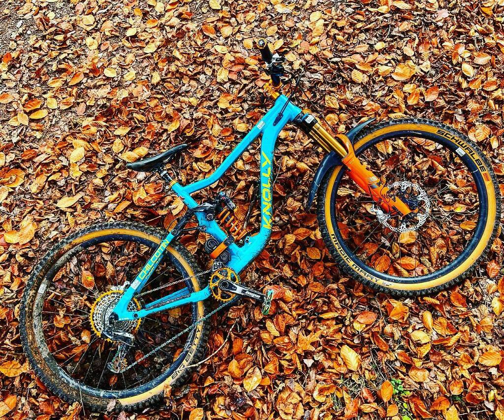 Kristoffrides's tweet photo. So good to get back out on this beast on Sunday! Who doesn’t love all the #autumn 🍁 colours?! 
.
.
.
#mtb #mountainbike #knollybikes #knollyknation #tanwall #ridefox #fox38 #sixthelementwheels #kashima #leaves #autumncolours #bikelife #ridemoremtb https://t.co/T3vKSSjfmF https://t.co/jQxq4faiRM