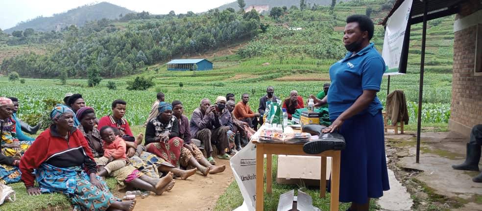 kopabinya's tweet photo. KOPABINYA FARM SERVICE CENTER of@Nyamagabe joined @RwandaAgriBoard to fight against Pests in maize plantation at Nyarwondo site covering 60Ha. There was also @USAIDHingaWeze.Organized a Mini-Exhibition with differents fertilizers,fungicides, Pesticides and some PHH Equipment https://t.co/7qew5t2uKW