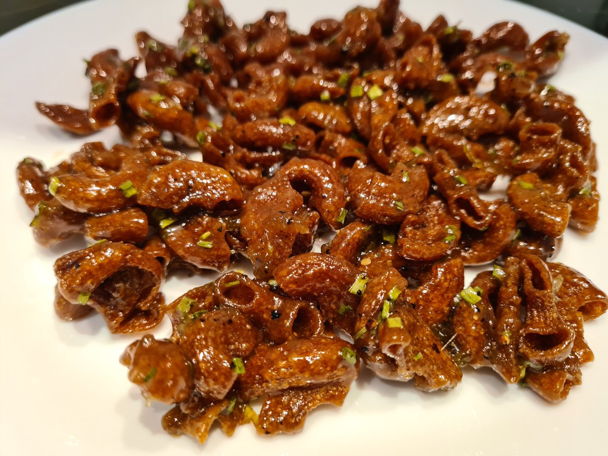 kasawid's tweet photo. Krong-Kraeng😋Crispy caramel Thai style #ครองแครงกรอบ #มักกะโรนีกรอบเค็ม #CrispyPasta #ThaiStyle https://t.co/9gd7jXCmLu
