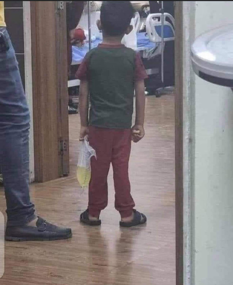 thebuffdoctor's tweet photo. holding a urine bag in one hand and a pack of biscuits in the other, how are you not in sajood right now before ALLAH for giving you health https://t.co/6CS5NGslk5