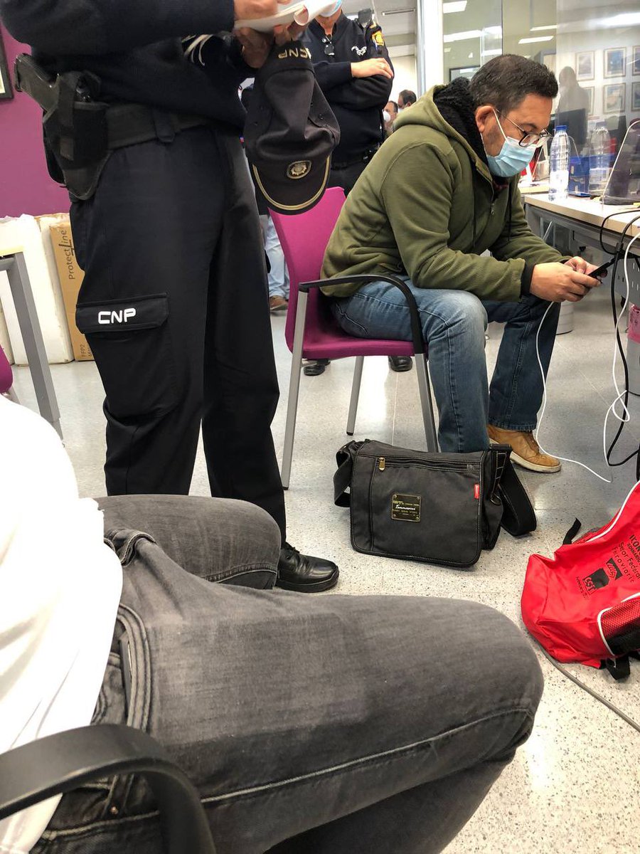 Diego Rodríguez (@cgt_diego) on Twitter photo Generando puestos de trabajo. Desde RENFE en Sevilla han llamado a varios agentes de la policía porque han considerado que varios delegados de CGT esperando una reunión con la gerencia es una actitud muy peligrosa. Nos han cogido preparando un peligroso tuit <a href="/sffcgtmalaga/">Ferroviari@s Málaga CGT</a> <a href="/SFFCGT/">CGT Sector Federal Ferroviario</a> Generando puestos de trabajo. Desde RENFE en Sevilla han llamado a varios agentes de la policía porque han considerado que varios delegados de CGT esperando una reunión con la gerencia es una actitud muy peligrosa. Nos han cogido preparando un peligroso tuit <a href="/sffcgtmalaga/">Ferroviari@s Málaga CGT</a> <a href="/SFFCGT/">CGT Sector Federal Ferroviario</a>