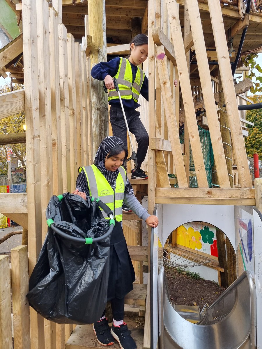 HannahMorePri's tweet photo. Year 5 have shown so much kindness in #ActsofKindnessWeek today &amp; yesterday at @stpaulsapg clearing up for others to enjoy! #psheathannahmore https://t.co/chPxOe6msL