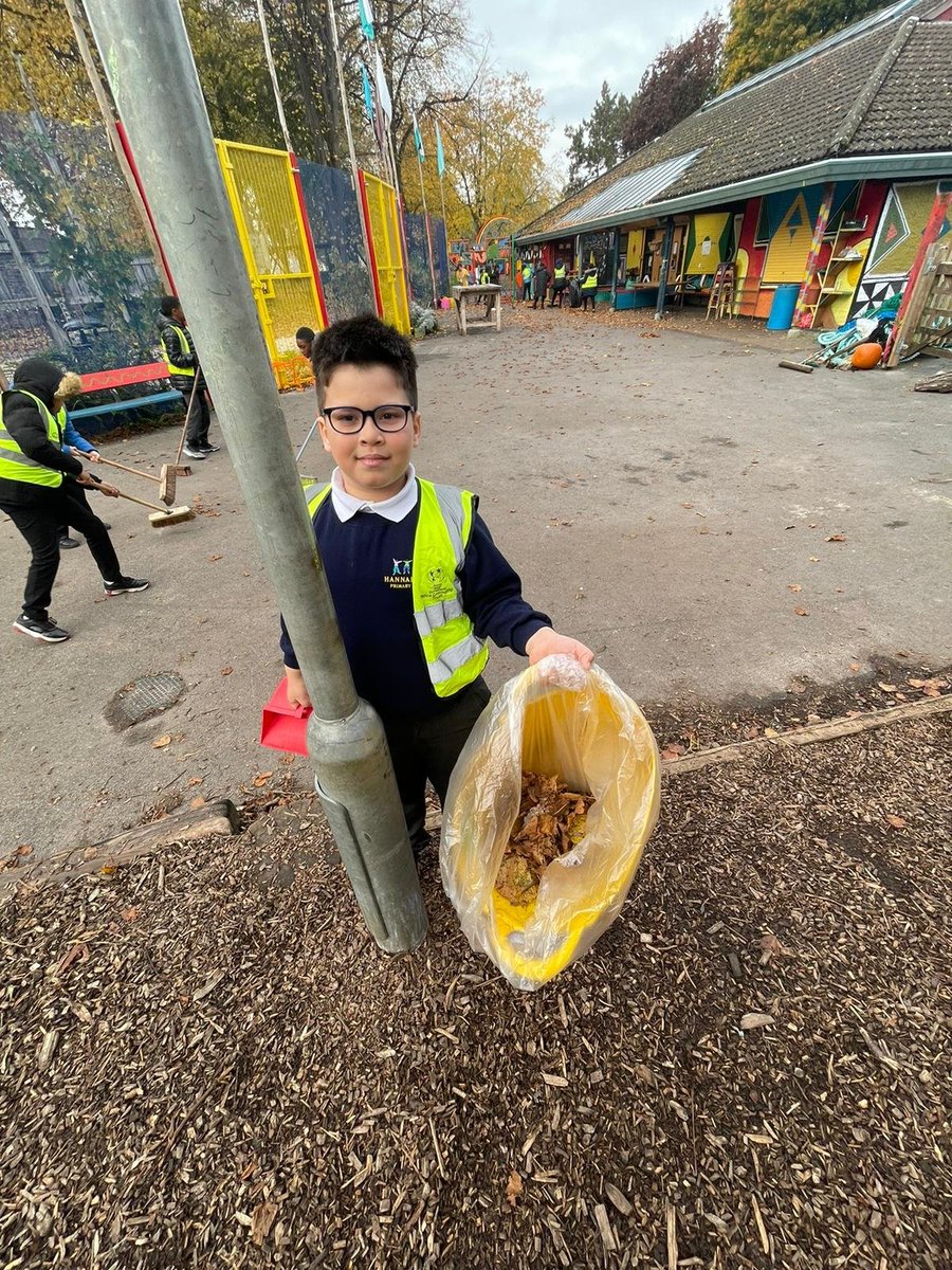 HannahMorePri's tweet photo. Year 5 have shown so much kindness in #ActsofKindnessWeek today &amp; yesterday at @stpaulsapg clearing up for others to enjoy! #psheathannahmore https://t.co/chPxOe6msL