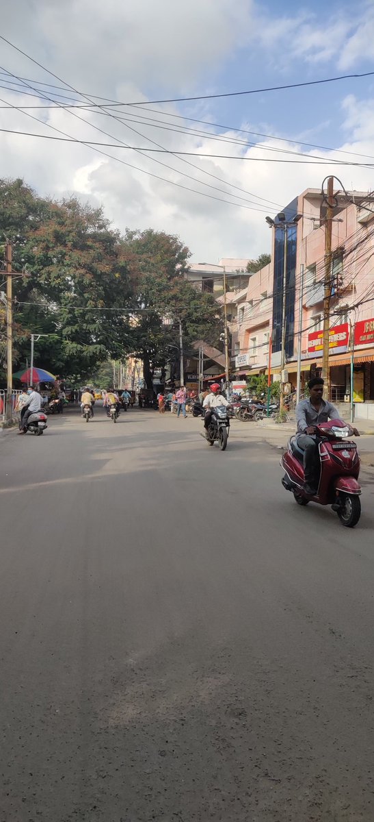 SamuelRapeti's tweet photo. @umhumanwelfare @KTRoffice @GadwalvijayaTRS @ZC_Khairatabad @DC_Mehdipatnam @EE_Mehdipatnam Dear sir,
St Ann's Collage road. https://t.co/VzSu48A6sR